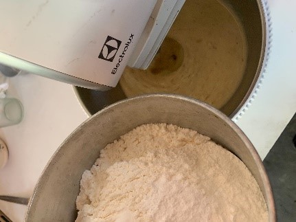 Dalam mangkuk terpisah, kocok bersama: 1 1/2 cangkir tepung, 1 sdt soda kue dan 1/2 sdt garam, lalu tambahkan ke adonan